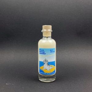 eine Flasche Seehundmilch Pfirsich-Maracuja-Sahnelikör, weißer, milchiger Fruchtsahnelikör in 0,2 Liter Flasche