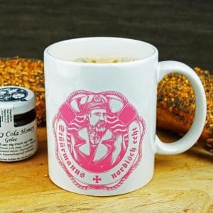 Frühstück mit Brötchen, Stüürmanns Whisky Cola Aufstrich und weiße Stüürmanns Nordisch Echt Tasse mit pinkem Stüürmanns Nordisch Echt Logo