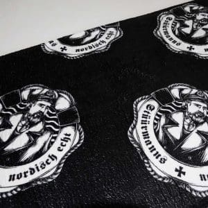 schwarze Stüürmanne Decke, Nahaufnahme Rückseite Fleecedecke mit kleinen Stüürmanns Logos