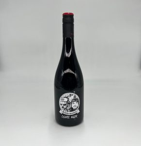 Dunkle Weinflasche mit Stüürmanns Rotwein Cuvée Noir, Vorderseite mit Stüürmanns Logo