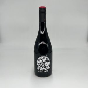 Dunkle Weinflasche mit Stüürmanns Rotwein Cuvée Noir, Vorderseite mit Stüürmanns Logo