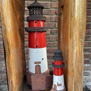 großer Nordseemerch Büsumer Leuchtturm in rot-weiss neben kleinem Büsumer Dekoleuchtturm