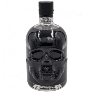 schwarze Totenkopfflasche mit Stüürmanns Seemannstod Lakritz Likör ohne Hintergrund