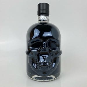 Totenkopfflasche mit schwarzem Stüürmanns Seemannstod Lakritz Likör, 0,5 Liter Vorderseite