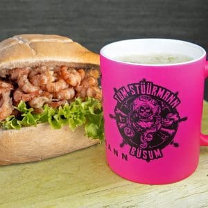pinke Stüürmanns Hot Pink Tasse mit Totenkopftaucher-Logo und Krabben-Semmel