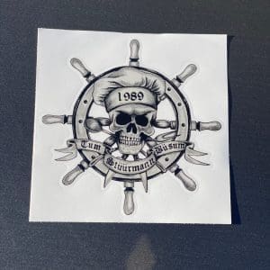 graues Tum Stüürmann Schädel-Sticker mit Totenkopfkoch-Logo