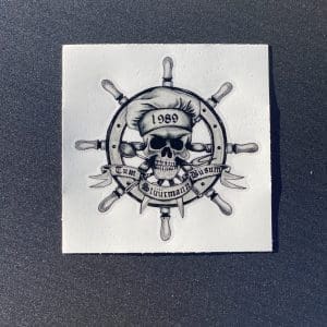 graues Tum Stüürmann Schädel-Sticker mit Totenkopfkoch-Logo in klein