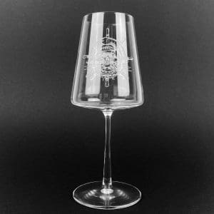 durchsichtiger Tum Stüürmann Weinkelch, eckiges Wein-Kristallglas mit Tum Stüürmann Totenkopf-Koch-Logo