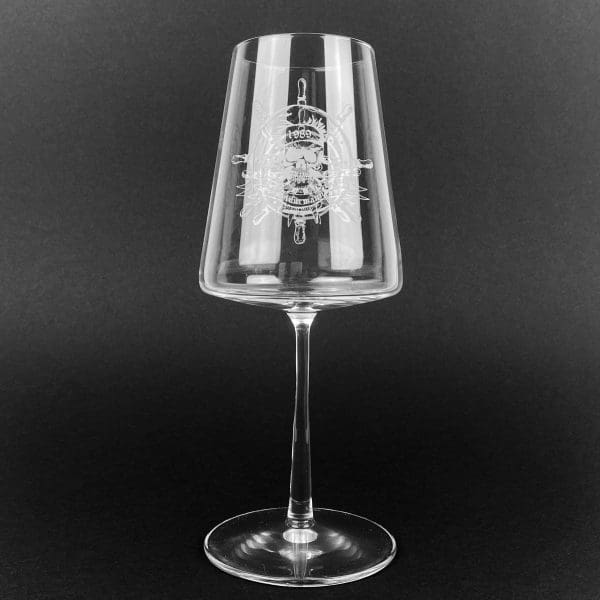 durchsichtiger Tum Stüürmann Weinkelch, eckiges Wein-Kristallglas mit Tum Stüürmann Totenkopf-Koch-Logo