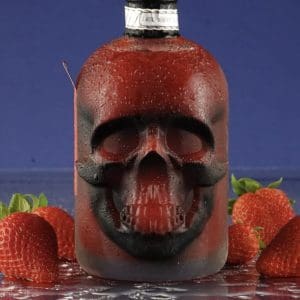 gekühlte Totenkopfflasche mit rotem Stüürmanns Seemannstod Erdbeer Chili Limes mit Erdbeeren und Chili