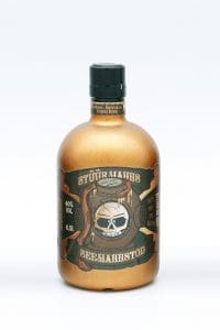 goldene Totenkopfflasche mit Stüürmanns Seemannstod Whisky Likör mit Honig-Whisky-Likör, Rückseite mit Stüürmanns Seemannstod Totenkopftaucher-Logo