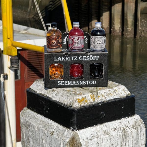 Stüürmanns Seemannstod MIX Männerhandtasche mit sechs Mini-Schädelflaschen mit Stüürmanns Seemannstod Likören in goldbraun, rot und schwarz im Hafen