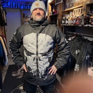 schwarze Stüürmanns Jacke Kapteins Metalhand mit großem Punisher Print auf Vorderseite