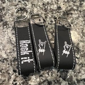 Leder Schlüsselanhänger mit Metall-Ring und Rockhand und Rock it Aufschrift