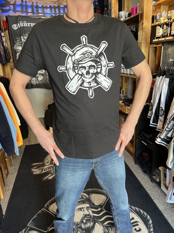 Stüürmanns Seemann Shirt in schwarz Vorderseite mit schwarz-weißem Piratenschädellogo