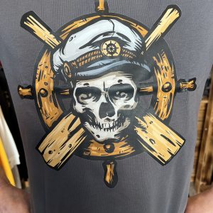 Stüürmanns Seemann Shirt in anthrazit, vergrößerte Vorderseite mit buntem Piratenschädellogo