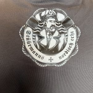 Stüürmanns Seemann Shirt in anthrazit, vergrößerte Vorderseite mit schwarz-weißem Stüürmanns Nordisch Echt Nackendruck